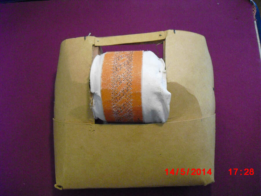 ancien carreau d'enfant autour de la dentelle